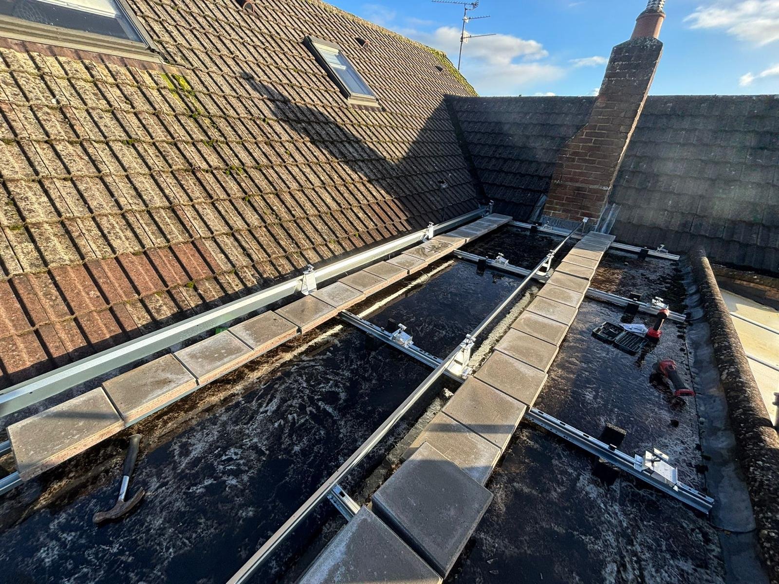Flat roof solar mounting frames with ballast weights during installation